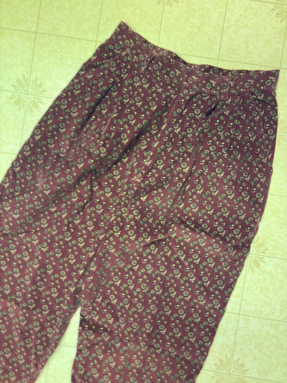 High-Waist Burgundy Pattern Print Vintage Pants - Picture 4 of 4